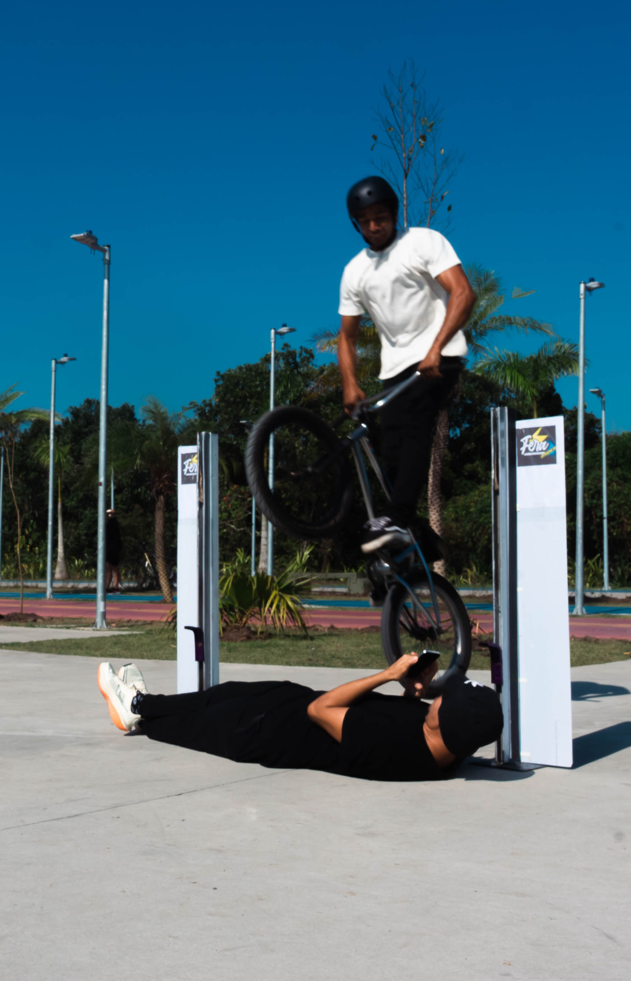 Manobra de BMX sobre o fotógrafo durante o festival Fera Extreme